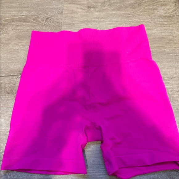 Zyia Biker Shorts - Picture 2 of 2